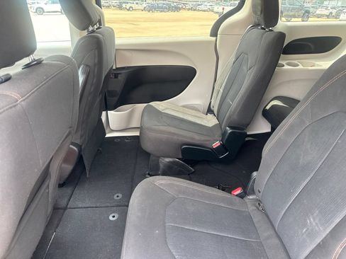 Used 2017 Chrysler Pacifica Touring FWD image 34
