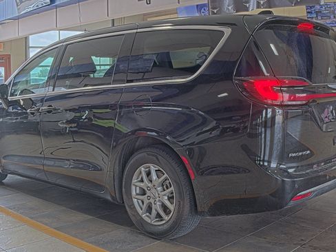 Used 2024 Chrysler Pacifica Touring-L image 2