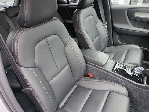 Used 2024 Volvo XC40 B5 Plus image 33