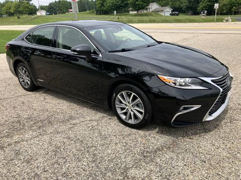 Used 2016 Lexus ES 300h w/ Luxury Package w/Wood Trim FWD image 7