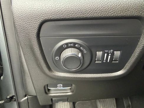 Used 2023 Jeep Grand Cherokee Laredo image 20