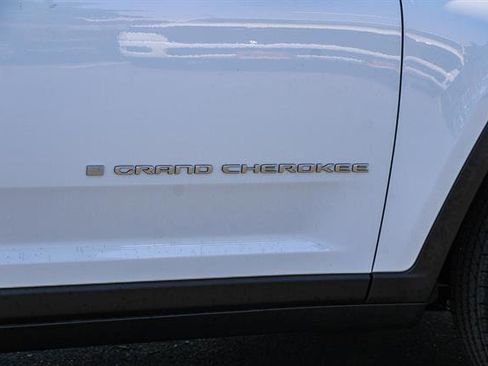 New 2025 Jeep Grand Cherokee Laredo image 11