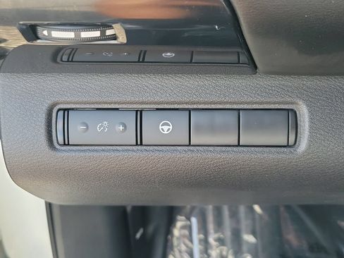 Used 2024 Nissan Pathfinder SV FWD image 31