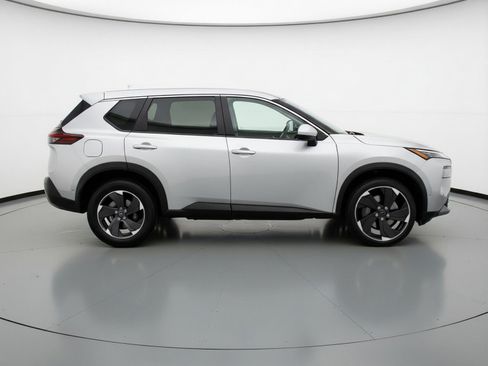 Used 2025 Nissan Rogue SV image 11