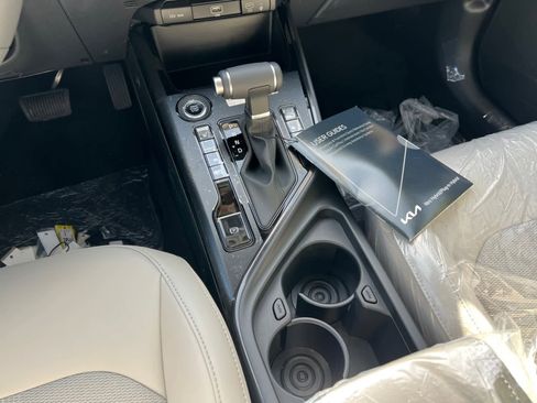 New 2025 Kia Niro EX image 14