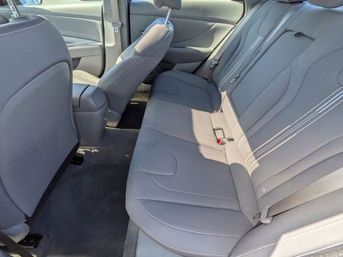 Used 2025 Hyundai Elantra SEL image 21