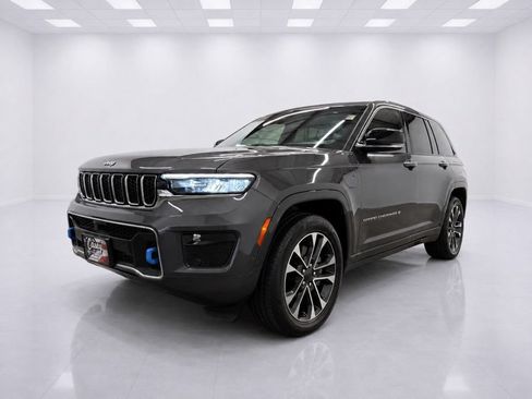 Used 2022 Jeep Grand Cherokee Overland w/ Luxury Tech Group IV AWD/4WD image 4