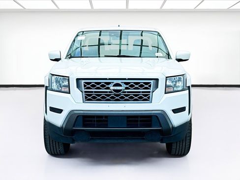 Used 2022 Nissan Frontier SV image 2