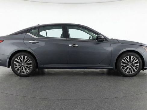 Used 2025 Nissan Altima 2.5 SV image 11
