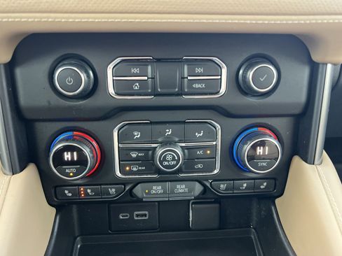 Used 2021 Chevrolet Tahoe Premier w/ Premium Package image 21