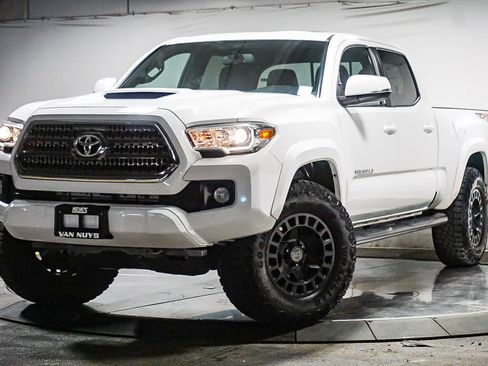 Used 2017 Toyota Tacoma TRD Sport AWD/4WD image 1