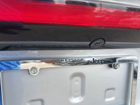 Certified 2023 Chrysler Pacifica Touring-L image 20