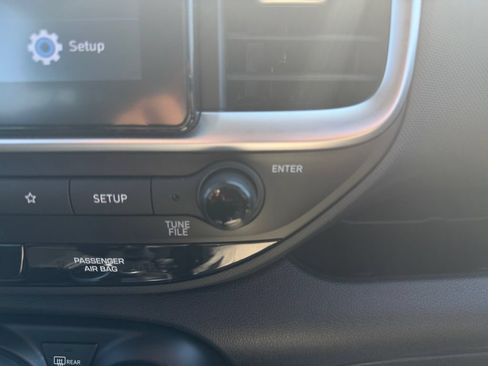 Used 2025 Hyundai Venue SEL FWD image 30