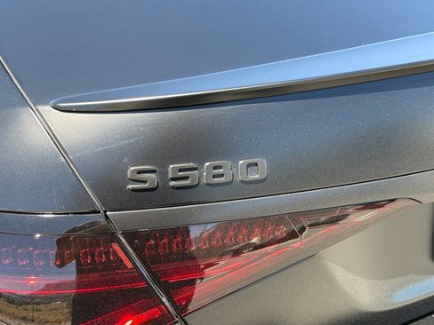 Used 2022 Mercedes-Benz S 580 4MATIC Sedan w/ AMG Line Package image 24
