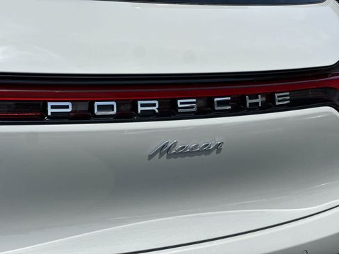 Certified 2025 Porsche Macan AWD/4WD image 31
