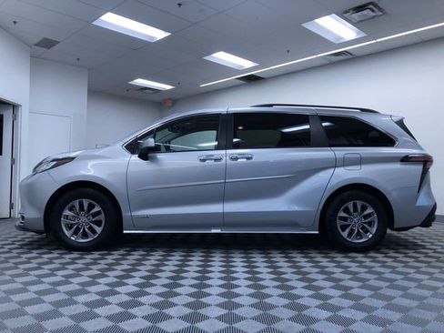 Used 2021 Toyota Sienna XLE image 11