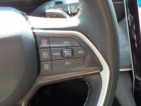 Used 2023 Jeep Grand Cherokee Limited w/ Black Appearance Package AWD/4WD image 13