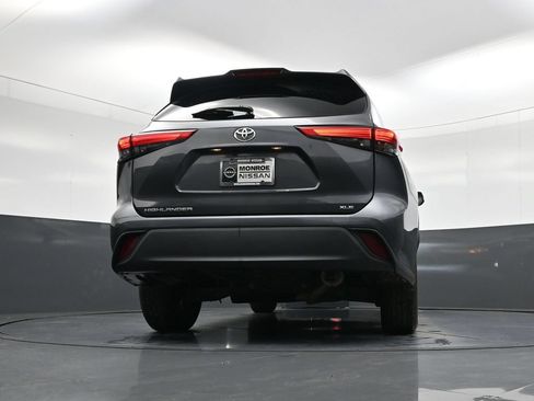 Used 2021 Toyota Highlander XLE FWD image 21