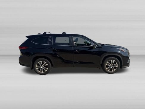 Used 2023 Toyota Highlander XLE AWD/4WD image 4