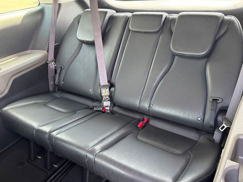 Used 2025 Kia Carnival FWD image 17