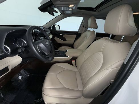 Used 2022 Toyota Highlander XLE AWD/4WD image 13