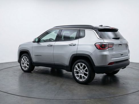 Used 2025 Jeep Compass Limited image 6
