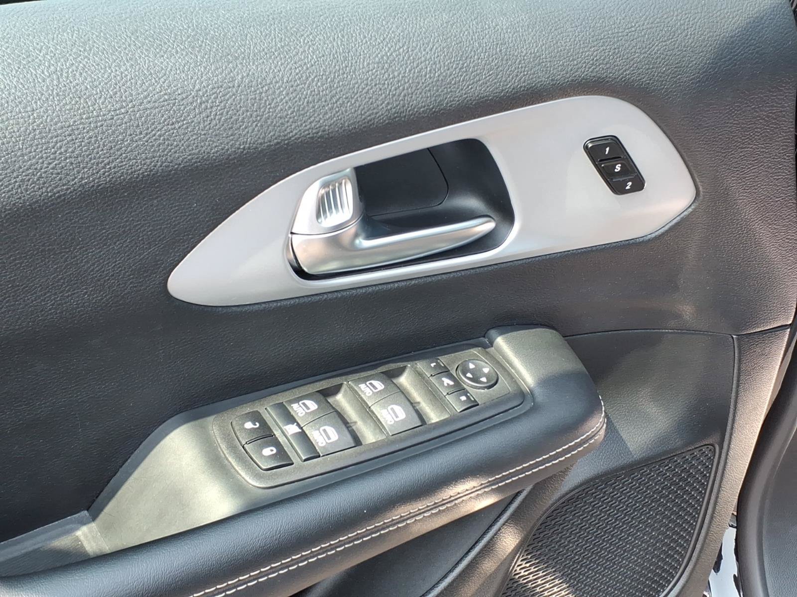 Used 2025 Chrysler Pacifica Limited FWD image 16
