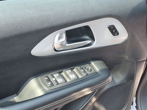 Used 2025 Chrysler Pacifica Limited FWD image 16