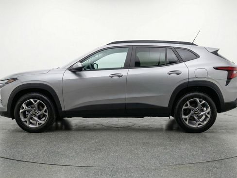 Used 2025 Chevrolet Trax LT image 5