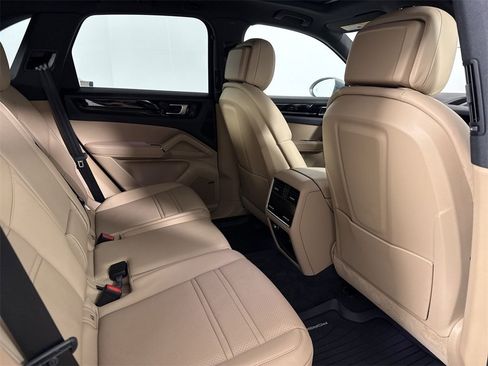 Certified 2023 Porsche Cayenne Platinum Edition image 25
