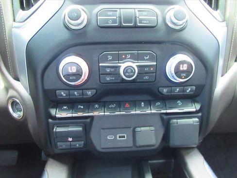 Used 2019 GMC Sierra 1500 SLT w/ SLT Premium Plus Package AWD/4WD image 25