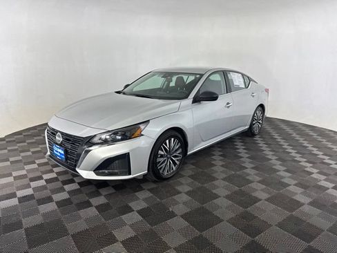 Used 2025 Nissan Altima 2.5 SV FWD image 5