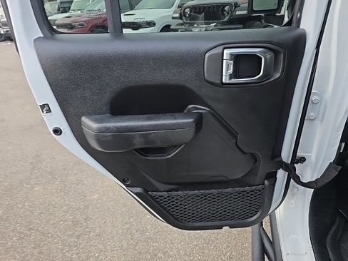 Certified 2023 Jeep Gladiator Willys image 16