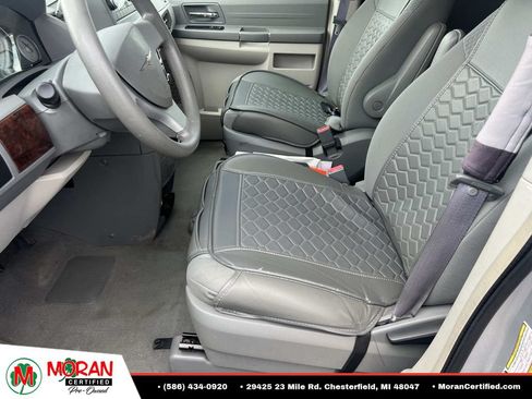 Used 2009 Chrysler Town & Country LX FWD image 17