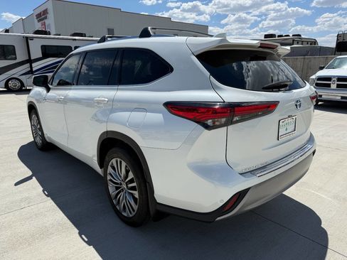 Used 2021 Toyota Highlander Platinum image 5
