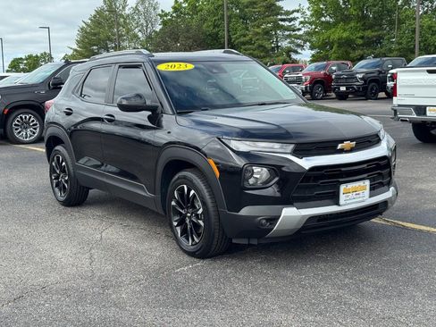 Used 2023 Chevrolet TrailBlazer LT w/ Convenience Package FWD image 2