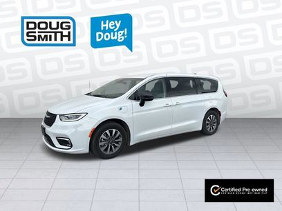 Used 2024 Chrysler Pacifica Select