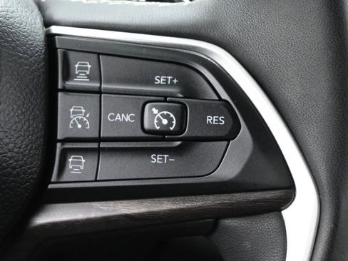 Used 2023 Jeep Grand Cherokee L Limited w/ Black Appearance Package RWD image 9