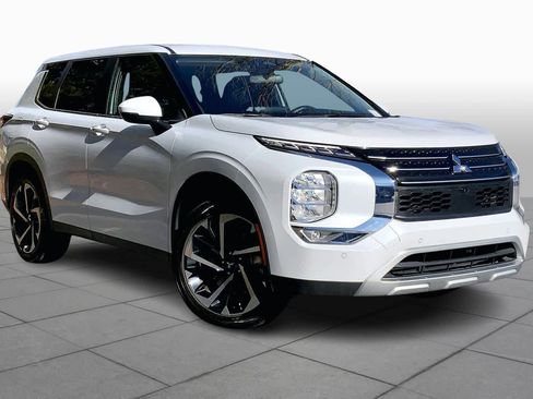 Used 2024 Mitsubishi Outlander SE image 3