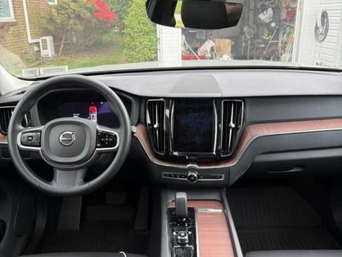 Used 2023 Volvo XC60 B5 Plus w/ Climate Package AWD/4WD image 2