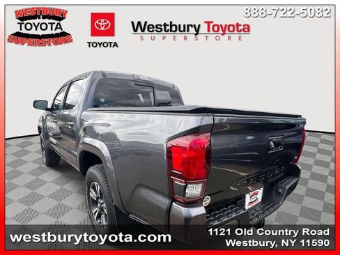 Used 2018 Toyota Tacoma TRD Sport AWD/4WD image 11