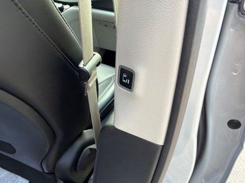 Used 2023 Chrysler Pacifica Touring-L FWD image 20