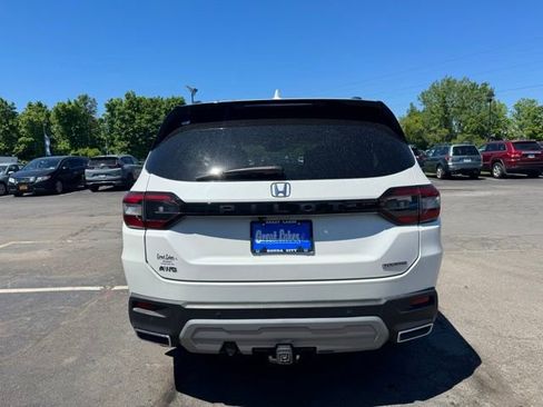 Used 2024 Honda Pilot Touring image 3