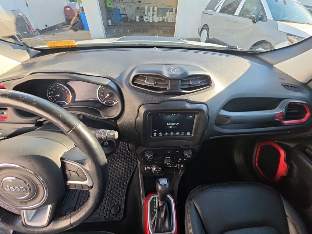 Used 2018 Jeep Renegade Trailhawk AWD/4WD image 14