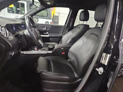Used 2021 Mercedes-Benz GLB 250 4MATIC w/ Premium Package image 3