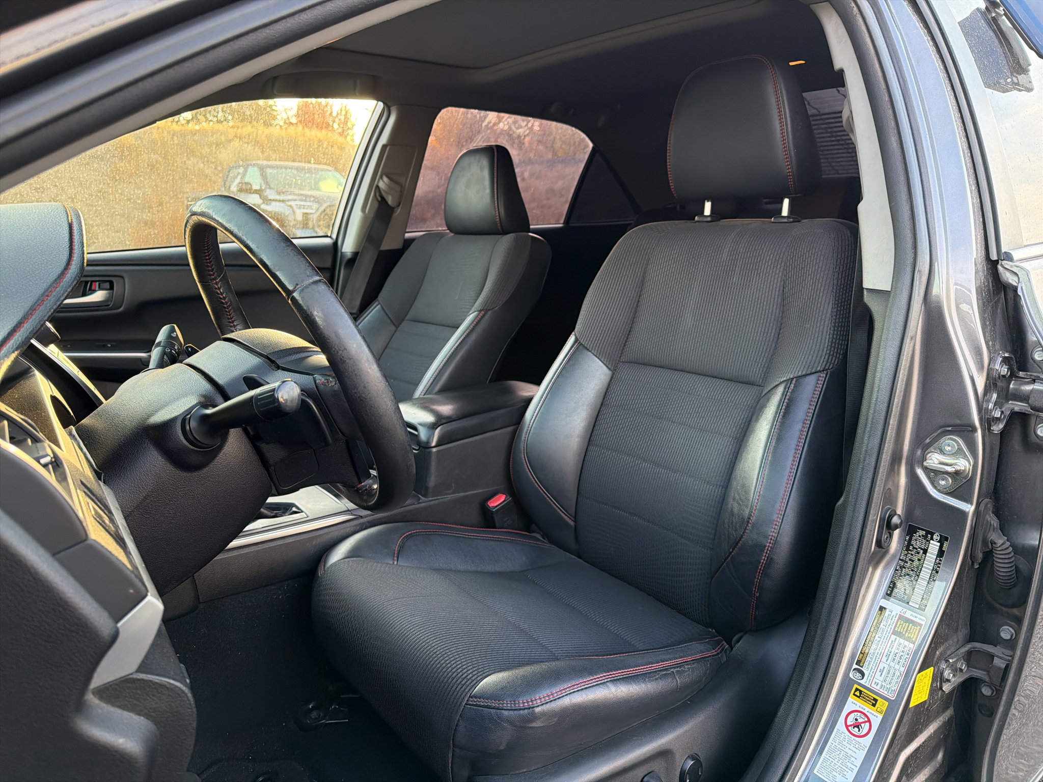 Used 2016 Toyota Camry SE w/ Moonroof Package FWD image 2