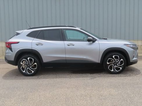 Used 2025 Chevrolet Trax RS w/ Sunroof Package FWD image 2