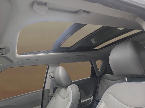 Used 2017 Kia Soul EV + w/ Sun & Fun Package image 31