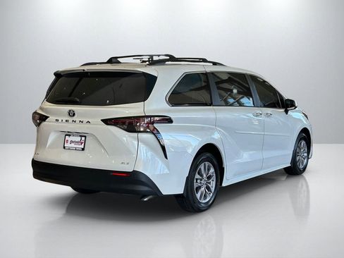 New 2026 Toyota Sienna XLE image 5