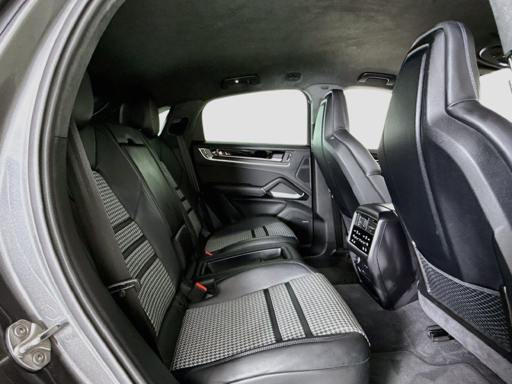 Used 2025 Porsche Cayenne Turbo AWD/4WD image 15